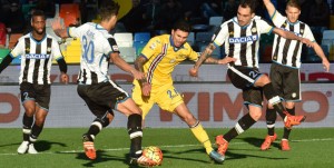 22-11-15 UDINESE-SAMPDORIA CAMPIONATO SERIE A TIM 15-16 ROBERTO SORIANO CIRCONDATO DAGLI AVVERSARI
