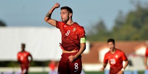 Bruno Fernandes jogador de Portugal celebra golo frente a Hungria durante o jogo de qualificação do grupo 4 dos sub-21 para o Euro 2017 na Polónia, entre Portugal e Hungria no Estádio Municipal 25 de Abril em Penafiel, 09 de outubro, 2015. OCTAVIO PASSOS/LUSA