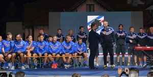 22-07-17 SAMPDORIA-PRESENTAZIONE SQUADRA A PONTE DI LEGNO LA SQUADRA SUL PALCO